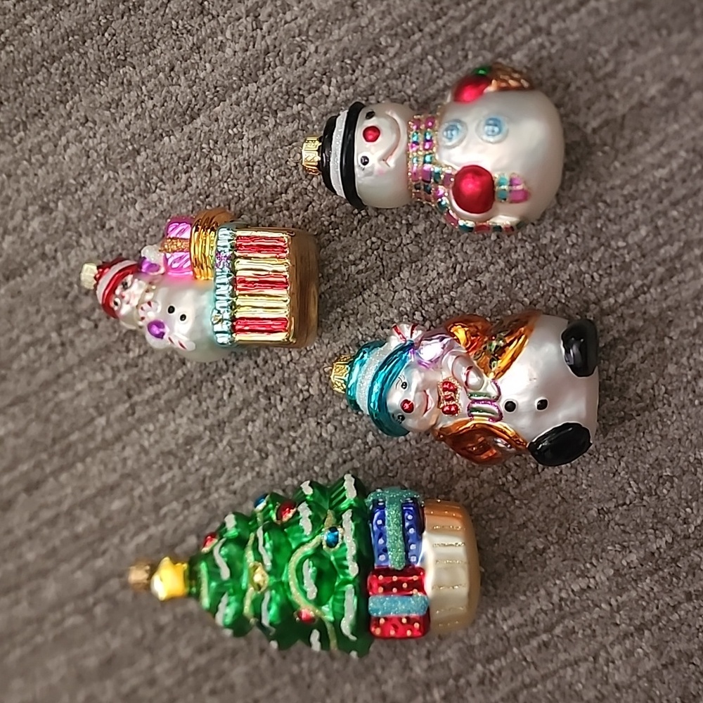 Christmas tree ornaments,  🎄